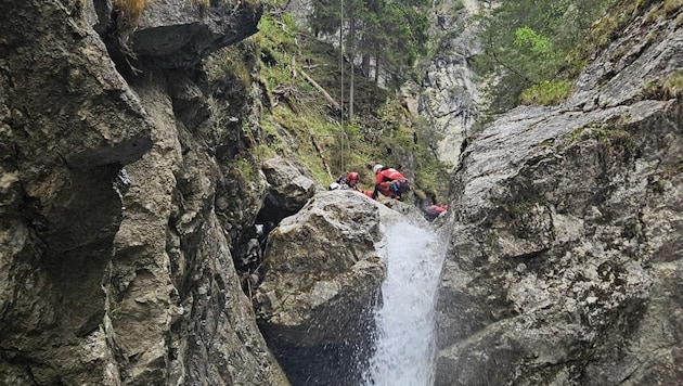 Imster Bergretter bereiteten mit der Hubschrauberbesatzung in der Schlucht die Taubergung des Mädchens vor. (Bild: Bergrettung Imst)