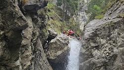 Imster Bergretter bereiteten mit der Hubschrauberbesatzung in der Schlucht die Taubergung des Mädchens vor. (Bild: Bergrettung Imst)
