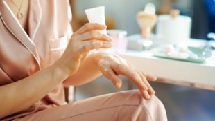 Im Test überrasche die billigste Handcreme positiv. (Symbolbild)  (Bild: IHAR ULASHCHYK)