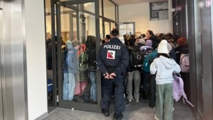 Erst am Donnerstag gingen in Schulen wieder Bombendrohungen ein (Symbolbild) (Bild: Constantin Handl)