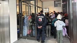 Erst am Donnerstag gingen in Schulen wieder Bombendrohungen ein (Symbolbild) (Bild: Constantin Handl)