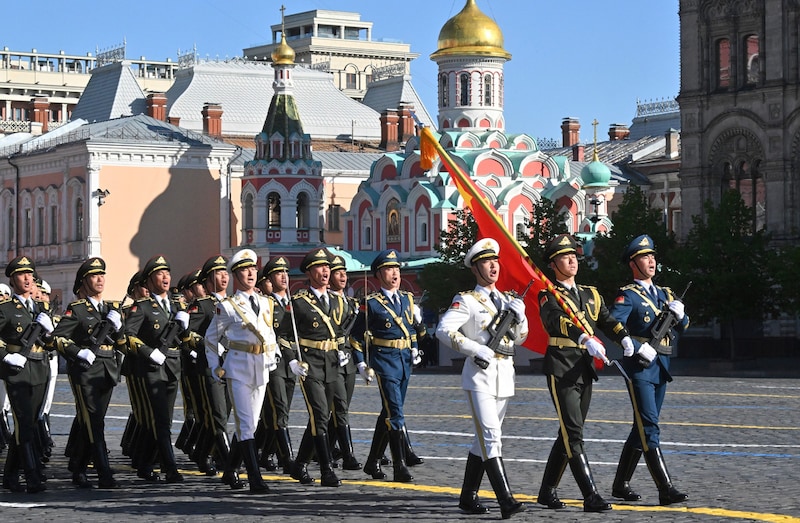 Chinesische Soldaten in Moskau (Bild: AP/Ilya Pitalev)