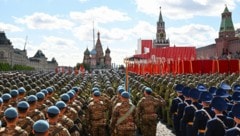 Bei der Militärparade zum „Tag des Sieges“ am 9. Mai präsentierte der Kreml auch heuer wieder stolz, mit welchen Waffen Russland aufwarten kann ... (Bild: EPA/PELAGIA TIKHONOVA / HOST PHOTO AGENCY RIA NOVOSTI / HANDOUT)