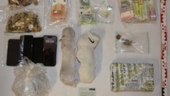 Kiloweise Suchtgift und Bargeld konnte die Polizei sicherstellen. (Bild: Polizei)