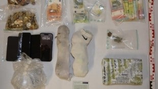 Kiloweise Suchtgift und Bargeld konnte die Polizei sicherstellen. (Bild: Polizei)
