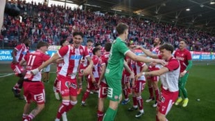 Am Ende des nervenzerfetzenden Abstiegskampfs wollen alle GAK-Legenden ihre Rotjacken jubeln sehen. (Bild: APA/EXPA)