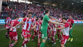 Am Ende des nervenzerfetzenden Abstiegskampfs wollen alle GAK-Legenden ihre Rotjacken jubeln sehen. (Bild: APA/EXPA)
