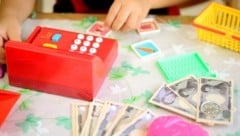 Das Volksschulalter ist laut Day der richtige Zeitpunkt, um Kindern den Umgang mit Geld beizubringen. (Bild: chihana - stock.adobe.com)