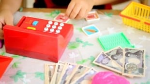 Das Volksschulalter ist laut Day der richtige Zeitpunkt, um Kindern den Umgang mit Geld beizubringen. (Bild: chihana - stock.adobe.com)
