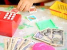 Das Volksschulalter ist laut Day der richtige Zeitpunkt, um Kindern den Umgang mit Geld beizubringen. (Bild: chihana - stock.adobe.com)