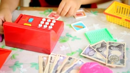 Das Volksschulalter ist laut Day der richtige Zeitpunkt, um Kindern den Umgang mit Geld beizubringen. (Bild: chihana - stock.adobe.com)