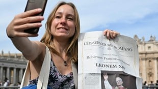 Die ganze Welt feiert den neuen Papst Leo XIV. (Bild: AFP/GABRIEL BOUYS)