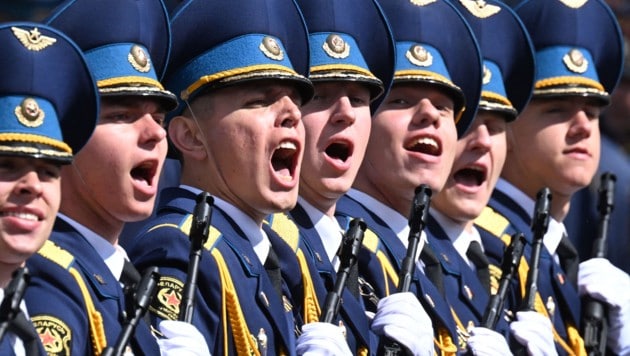 Zum Ende von Putins Rede schallte eine lautes „Hurra!“ über den Roten Platz. (Bild: AFP/KIRILL KUDRYAVTSEV)