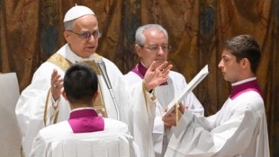 Papst Leo XIV. feierte in der Sixtinischen Kapelle seinen ersten Gottesdienst als Nachfahre Christi. (Bild: AP/AP ( via APA) Austria Presse Agentur)
