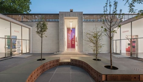 Die Symmetrie des Österreich-Pavillons auf dem Biennale-Gelände, den „Giardini“, ermöglicht es, Rom und Wien einander gegenüberzustellen. (Bild: Hertha Hurnaus)