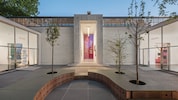 Die Symmetrie des Österreich-Pavillons auf dem Biennale-Gelände, den „Giardini“, ermöglicht es, Rom und Wien einander gegenüberzustellen. (Bild: Hertha Hurnaus)