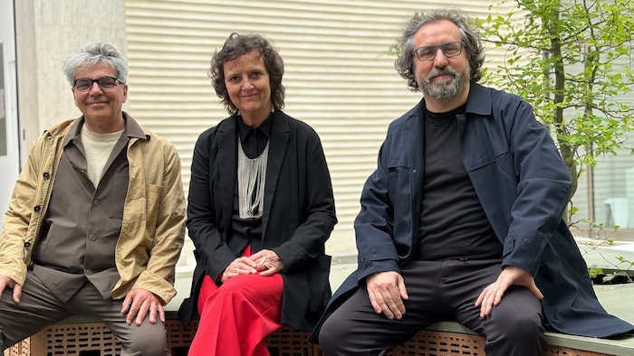 Lorenzo Romito, Sabine Pollak und Michael Obrist (v. li. n. re.) haben den spannenden Österreich-Beitrag kuratiert und laden im Hof zu Diskussionen.
