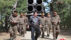 Der nordkoreanische Staatschef Kim Jong-un überwacht die Angriffsübung. 