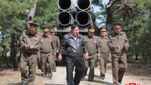 Der nordkoreanische Staatschef Kim Jong-un überwacht die Angriffsübung.  (Bild: EPA/KCNA)