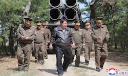 Der nordkoreanische Staatschef Kim Jong-un überwacht die Angriffsübung. 