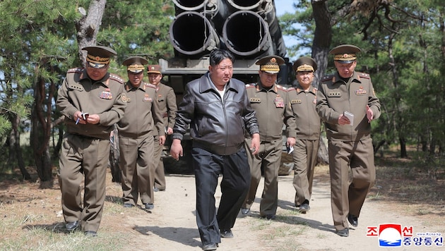 Der nordkoreanische Staatschef Kim Jong-un überwacht die Angriffsübung. 
