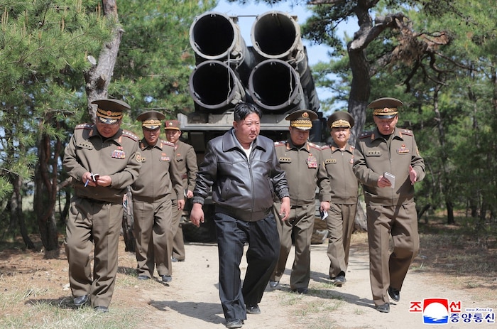 Diktator Kim Jong-un wohnt regelmäßig Militärübungen bei.