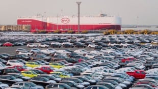 China: Ein Autofrachter wird mit BYD-Elektrowagen beladen. Die Marke verbirgt ihre Herkunft nicht – andere Elektrofahrzeuge aus dem Reich der Mitte schon. (Bild: AFP/STR)