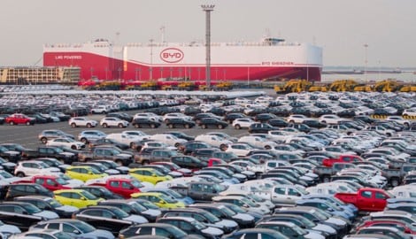 China: Ein Autofrachter wird mit BYD-Elektrowagen beladen. Die Marke verbirgt ihre Herkunft nicht – andere Elektrofahrzeuge aus dem Reich der Mitte schon. (Bild: AFP/STR)