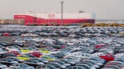 China: Ein Autofrachter wird mit BYD-Elektrowagen beladen. Die Marke verbirgt ihre Herkunft ...