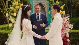 Anna und Julian Robosch wurden von Vizekanzler Andreas Babler in Sevilla getraut. (Bild: Juan Luis Morilla)