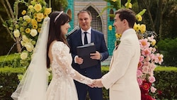 Anna und Julian Robosch wurden von Vizekanzler Andreas Babler in Sevilla getraut. (Bild: Juan Luis Morilla)