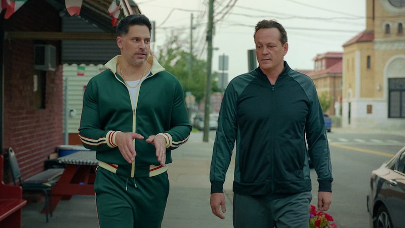 Viel Unterstützung bekommt Joe von Kindheitsfreund Bruno (Joe Manganiello). (Bild: Netflix)