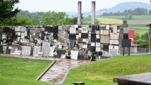 Das Mahnmal von Mauthausen steht als kraftvolles Symbol der Erinnerung und des Gedenkens an die Opfer des Konzentrationslagers. Es ist ein stiller, aber eindringlicher Ort. (Bild: APA/BARBARA GINDL)