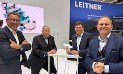 HTI-Vorstandschef Anton Seeber (2. v. re.) mit Martin Leitner (Fa. Leitner), Seilbahnsprecher ...