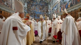 Papst Leo XIV. feierte in der Sixtinischen Kapelle seinen ersten Gottesdienst als Nachfahre Christi. (Bild: AP/AP ( via APA) Austria Presse Agentur)