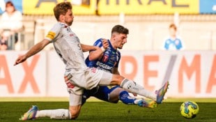 Rapid-Leihgabe Furkan Demir (rechts) blüht im Frühjahr bei Hartberg regelrecht auf, ist seit Anfang März unangefochtener Stammspieler bei den Oststeirern. (Bild: GEPA)