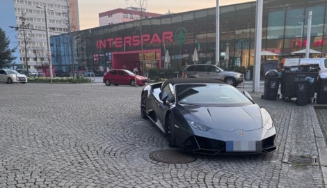 Der sündhaft teure Flitzer steht unmittelbar vor der Neuen Mitte Lehen in Salzburg – im absoluten Parkverbot. (Bild: zVg, Krone KREATIV)