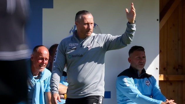 Austria-Trainer Schaider (M.), der Schmitzberger (Kreuzbandriss) lange vorgeben muss, setzt auf ein ausverkauftes Haus. (Bild: Tröster Andreas)