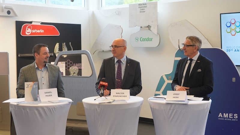 Pressekonferenz zum Jubiläum und Rekordauftrag: Geschäftsführer Daniel Maier, Eigentümer Walter Starzacher und der steirische Wirtschaftskammer-Boss Josef Herk (v. li.) (Bild: Pail Sepp)