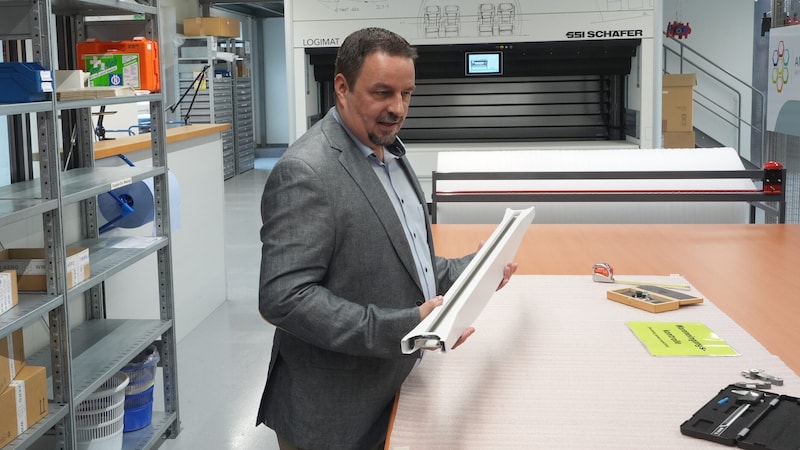 Daniel Maier mit einem Carbon-Leichtbauteil.  (Bild: Pail Sepp)