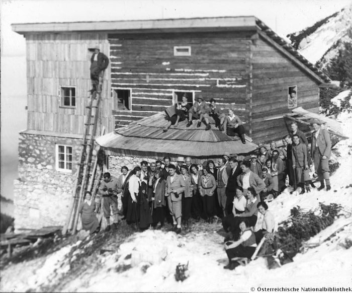 Eine der wenigen Aufnahmen der alten Hütte in den 30er-Jahren.