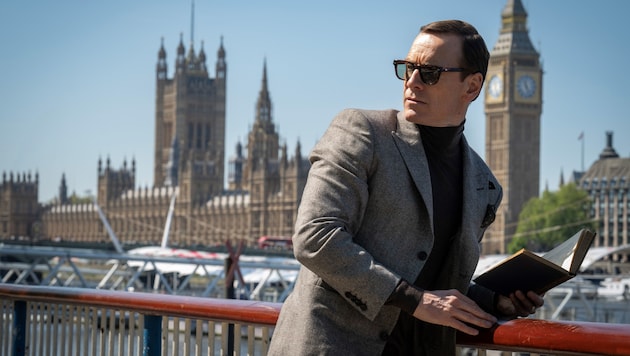 Michael Fassbender spielt in „Black Bag“ einen Spion, der gegen seine eigene Frau (Cate Blanchett) ermitteln muss. (Bild: 2025 Focus Features, LLC. All Rights Reserved.)