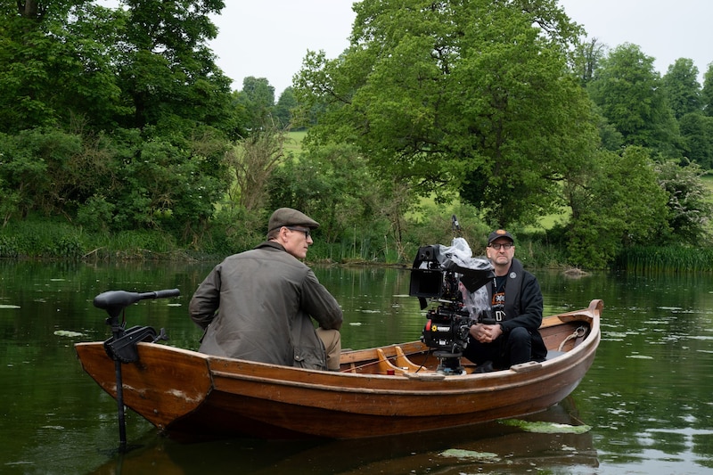 Steven Soderbergh (re., bei den Dreharbeiten) bringt „Black Bag“ mit Michael Fassbender (l.) kommenden Donnerstag ins Kino. (Bild: 2025 Focus Features, LLC. All Rights Reserved.)