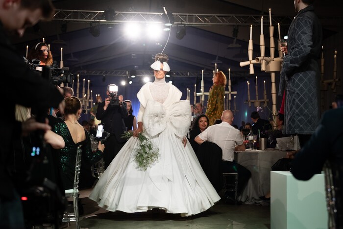 Showhighlight: Brautkleid – komplett aus edlem Frottier.