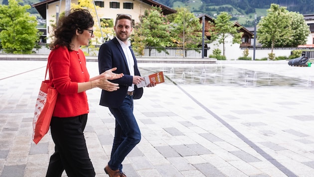Bürgermeister LA Dominik Mainusch geht in Fügen mit gutem Beispiel voraus und lässt sich von Julia Schratz, Geschäftsführerin lilawohnt, die Kampagne erklären (Bild: lilawohnt)
