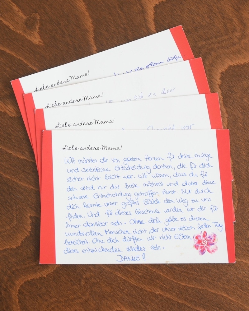 Die Karten werden von Adoptiveltern beschriftet und anschließend online gestellt. (Bild: CARITAS Stmk.)