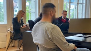 Schwer verletzt schleppte sich der Mitbewohner des Angeklagten auf den Balkon und rettete sich mit Sprung aus 7,5 Metern Höhe. (Bild: Dorn Chantall)
