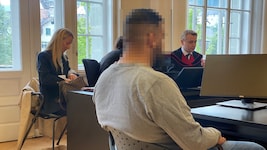 Schwer verletzt schleppte sich der Mitbewohner des Angeklagten auf den Balkon und rettete sich mit Sprung aus 7,5 Metern Höhe. (Bild: Dorn Chantall)