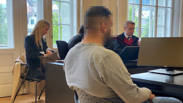 Schwer verletzt schleppte sich der Mitbewohner des Angeklagten auf den Balkon und rettete sich mit Sprung aus 7,5 Metern Höhe. (Bild: Dorn Chantall)