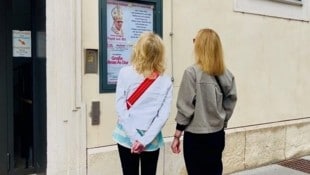 Papst Leo XIV. schaut bereits von einem Plakat vom Augustinerkloster in Wien-Innere Stadt heraus: Was sagen die Passanten dazu? Wir haben nachgefragt. (Bild: Silvia Schober)
